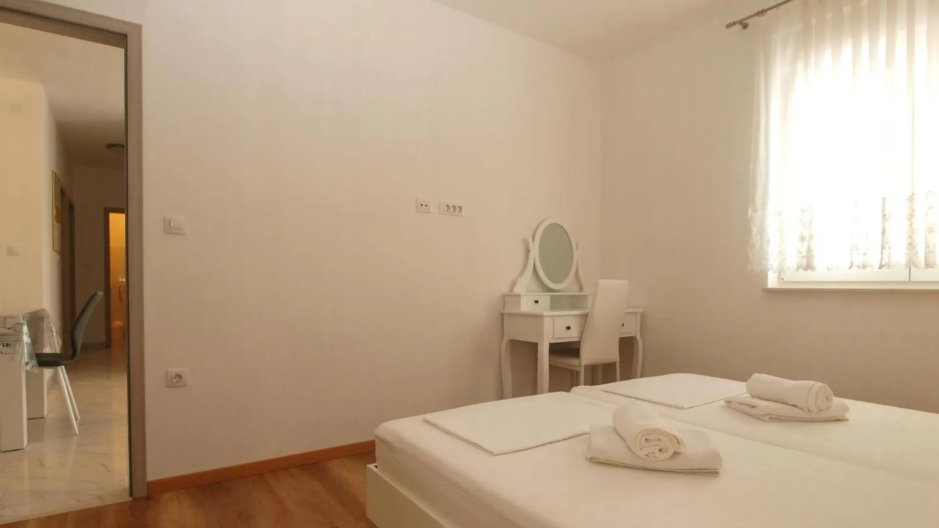 Villa Pikula Ferienwohnung Mit Gemeinsamem Pool Stinjan Croatia