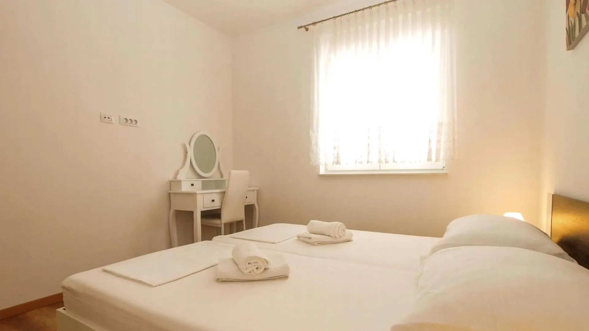 Villa Pikula Ferienwohnung Mit Gemeinsamem Pool Stinjan Apartment