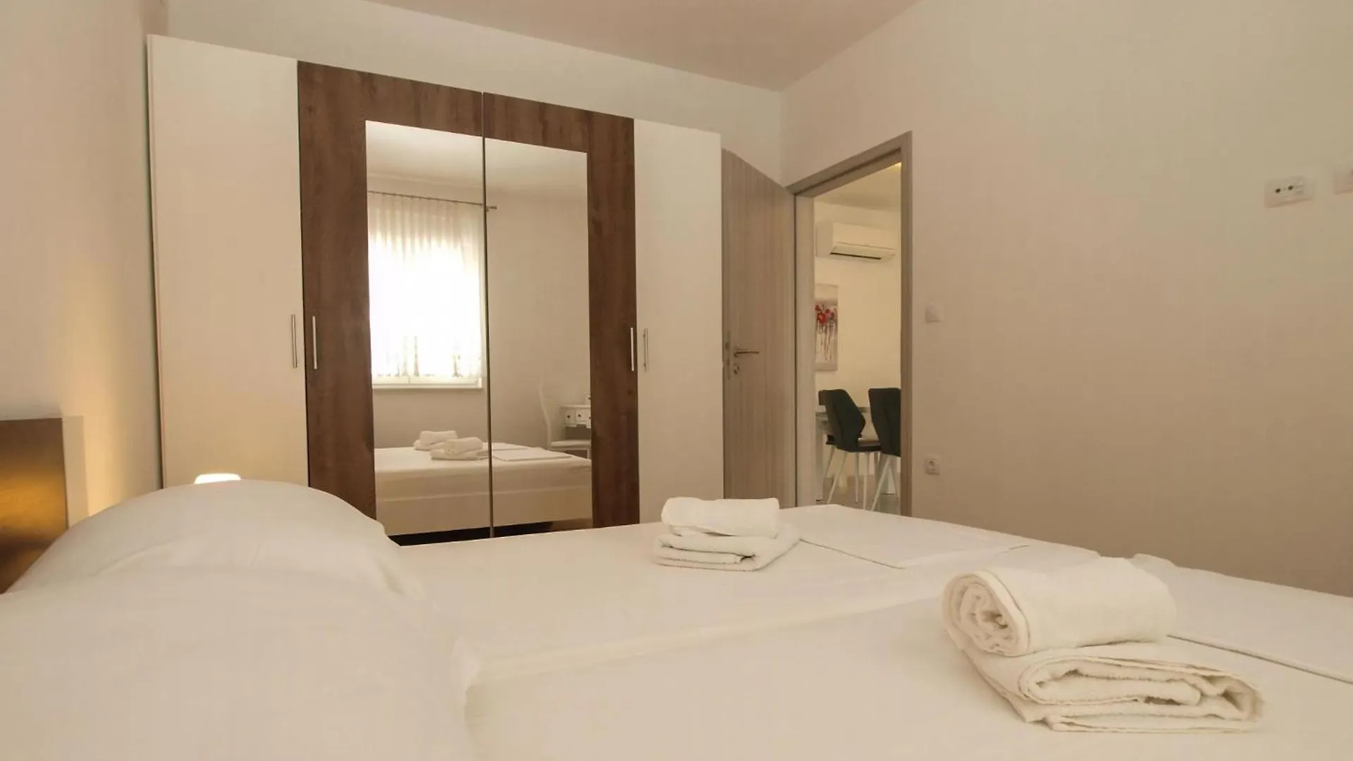 Villa Pikula Ferienwohnung Mit Gemeinsamem Pool Stinjan