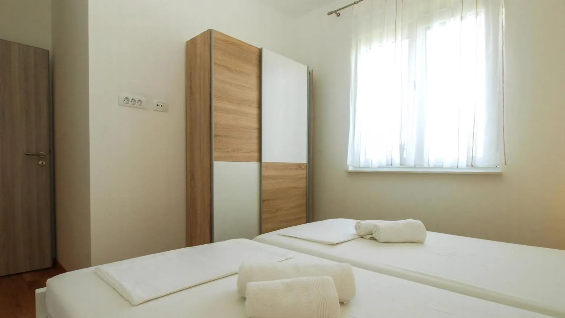 Villa Pikula Ferienwohnung Mit Gemeinsamem Pool Stinjan