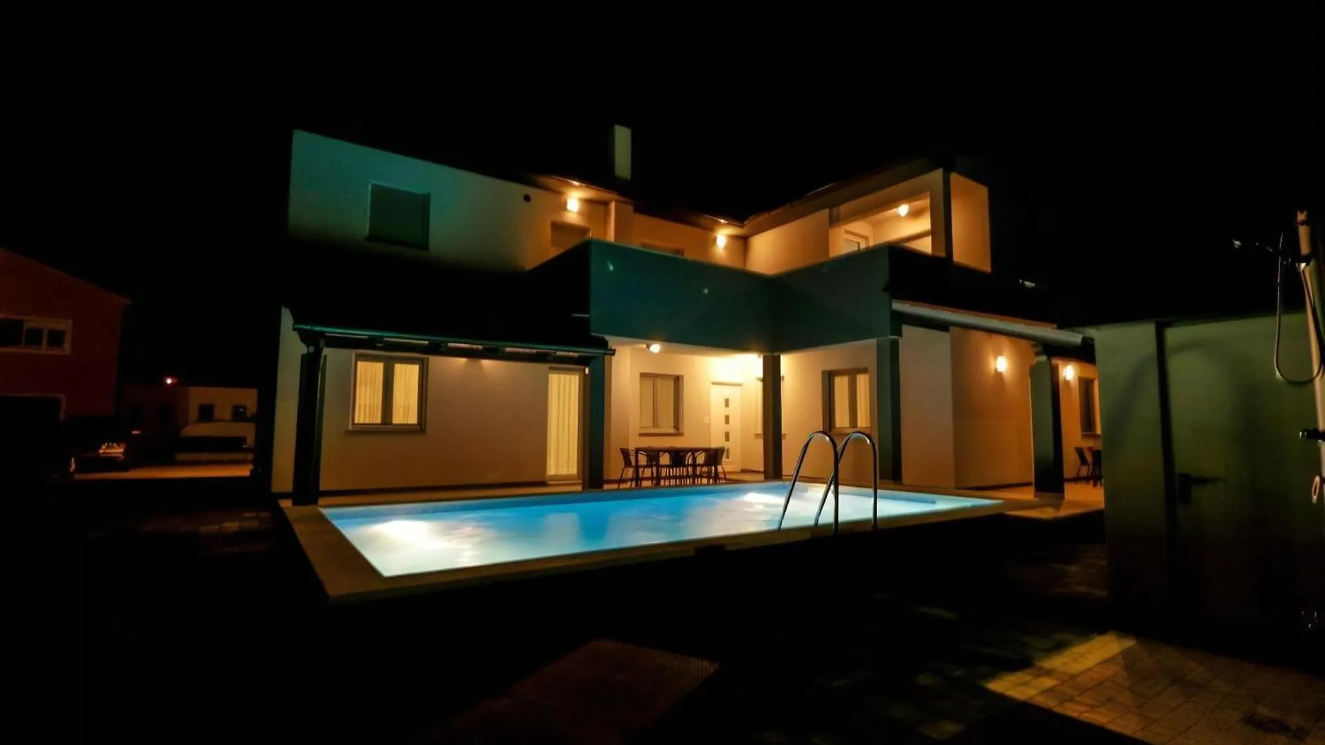 Apartment Villa Pikula Ferienwohnung Mit Gemeinsamem Pool Stinjan